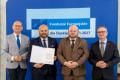 Osoby wręczające oraz beneficjenci odbierający listy gratulacyjne. 