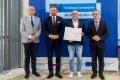 Osoby wręczające oraz beneficjenci odbierający listy gratulacyjne. 