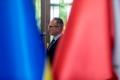 Osoby wręczające oraz beneficjenci odbierający listy gratulacyjne. 