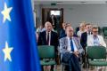 Osoby wręczające oraz beneficjenci odbierający listy gratulacyjne. 