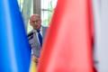 Osoby wręczające oraz beneficjenci odbierający listy gratulacyjne. 