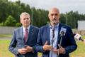 Uczestnicy briefingu: marszałek Wojciech Saługa, prezydent Jaworzna Paweł Silbert oraz Wojciech Kamiński, prezes zarządu Południowego Koncernu Węglowego. W tle szyb kopalniany. 
