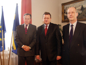  W rozmowie uczestniczył Konsul Honorowy Wielkiej Brytanii w Katowicach Alan Stretton (pierwszy z prawej) 