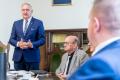Uroczystość przekazana listów gratulacyjnych. 