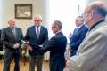Uroczystość przekazana listów gratulacyjnych. 