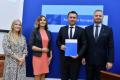  Wręczenie listów gratulacyjnych. fot. Patryk Pyrlik / UMWS 
