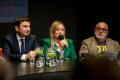 Uczestnicy debaty przy okrągłym stole. 