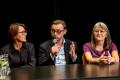 Uczestnicy debaty przy okrągłym stole. 