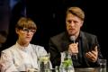 Uczestnicy debaty przy okrągłym stole. 