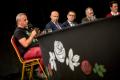 Uczestnicy debaty przy okrągłym stole. 