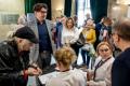 Uczestnicy debaty przy okrągłym stole. 