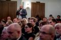 Uczestnicy debaty przy okrągłym stole. 