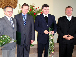  Od lewej: Adam Mroczek, marszałek Michał Czarski, ks. Józef Budniak oraz wójt gminy Pawłowice Damian Galusek 