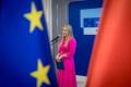 Beneficjenci odbierają listy gratulacyjne. 