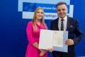 Beneficjenci odbierają listy gratulacyjne. 