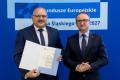 Beneficjenci odbierają listy gratulacyjne. 