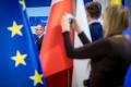 Beneficjenci odbierają listy gratulacyjne. 