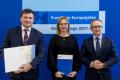 Beneficjenci odbierają listy gratulacyjne. 