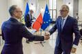 Beneficjenci odbierają listy gratulacyjne. 