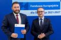 Beneficjenci odbierają listy gratulacyjne. 