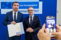 Beneficjenci odbierają listy gratulacyjne. 