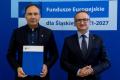 Beneficjenci odbierają listy gratulacyjne. 
