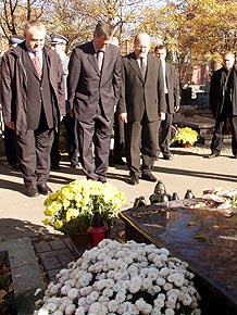  Marian Jarosz, Lechosław Jarzębski oraz Piotr Uszok przed grobem senatora Adama Graczyńskiego 