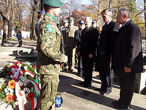  Delegacja przed grobem gen. Jerzego Ziętka 