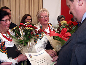  Nagrodę dla wsi Ciągowice (gm. Łazy) odebrała Małgorzata Caputa i Danuta Salachna z Koła Gospodyń Wiejskich 