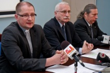  Z lewej: ks. Roman Chromy - dyrektor Wydziału Duszpasterstwa Ogólnego Kurii Metropolitalnej Archidiecezji Katowickiej. 