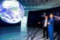Sławosz Uznański-Wiśniewski zwiedza Planetarium w Chorzowie. 