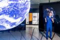Sławosz Uznański-Wiśniewski zwiedza Planetarium w Chorzowie. 