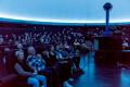 Studio radiowe wraz z publicznością w Planetarium Śląskim. 