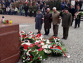  Wiązanki kwatów składają przedstawiciele Stowarzyszenia Szarych Szeregów 