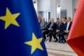 Uczestnicy uroczystości odbierają listy gratulacyjne. 
