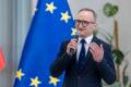 Uczestnicy uroczystości odbierają listy gratulacyjne. 
