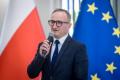 Uczestnicy uroczystości odbierają listy gratulacyjne. 