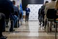 Uczestnicy uroczystości odbierają listy gratulacyjne. 
