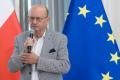 Uczestnicy uroczystości odbierają listy gratulacyjne. 