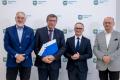 Uczestnicy uroczystości odbierają listy gratulacyjne. 