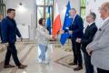 Uczestnicy uroczystości odbierają listy gratulacyjne. 