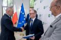 Uczestnicy uroczystości odbierają listy gratulacyjne. 