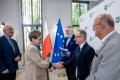 Uczestnicy uroczystości odbierają listy gratulacyjne. 
