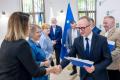 Uczestnicy uroczystości odbierają listy gratulacyjne. 