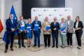 Uczestnicy uroczystości odbierają listy gratulacyjne. 