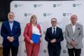 Uczestnicy uroczystości odbierają listy gratulacyjne. 