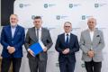 Uczestnicy uroczystości odbierają listy gratulacyjne. 