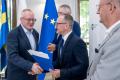 Uczestnicy uroczystości odbierają listy gratulacyjne. 