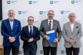 Uczestnicy uroczystości odbierają listy gratulacyjne. 