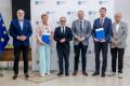 Uczestnicy uroczystości odbierają listy gratulacyjne. 